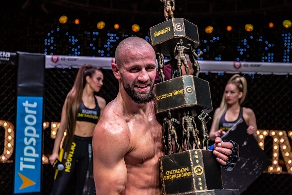 Milan Paleš a trofej pro vítěze, Zdroj OKTAGON MMA