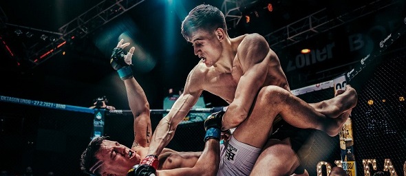 Matěj Peňáz vs. Romain Debienne, Zdroj OKTAGON MMA