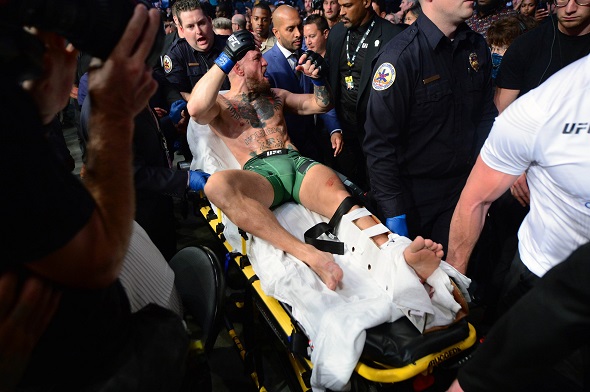 Conor McGregor si vážně poranil nohu