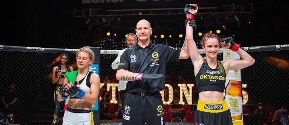 Monika Chochlíková (vpravo) slaví vítězství při své MMA premiéře v Oktagonu, zdroj - OKTAGON MMA