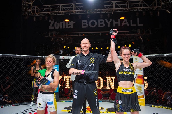 Monika Chochlíková (vpravo) slaví vítězství při své MMA premiéře v Oktagonu, zdroj - OKTAGON MMA