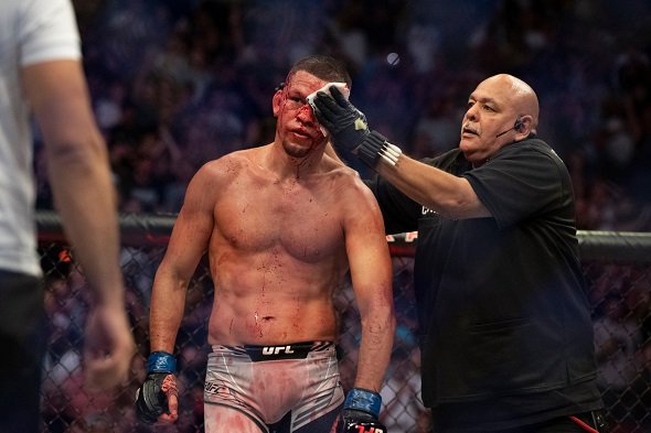 Eye poke je poměrně častým porušením MMA pravidel