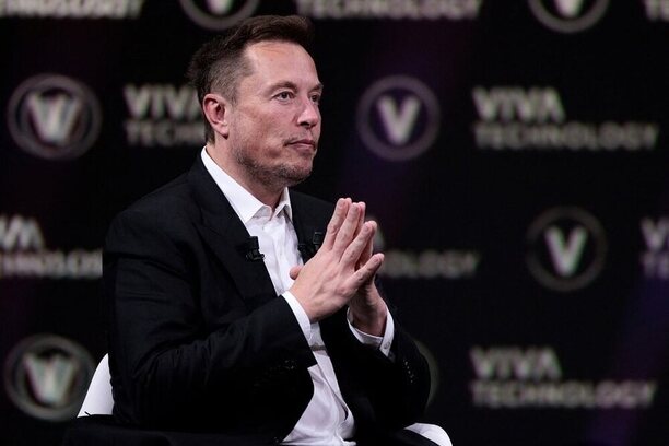 Elon Musk bude muset možná na operaci